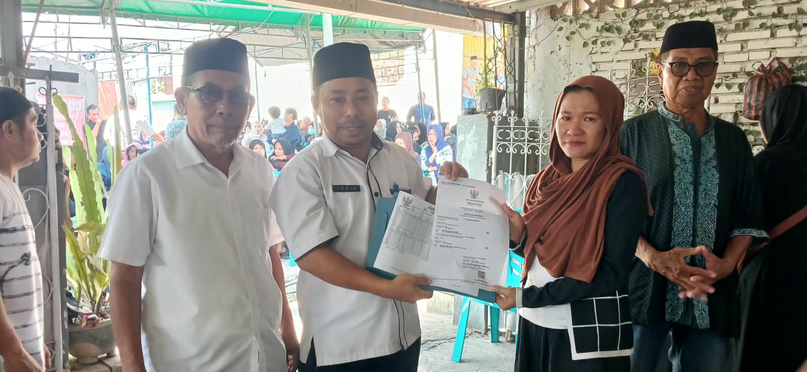 Program Kasihku Bergerak Serahkan Akta Kematian kepada Keluarga Warga Donggala Kodi